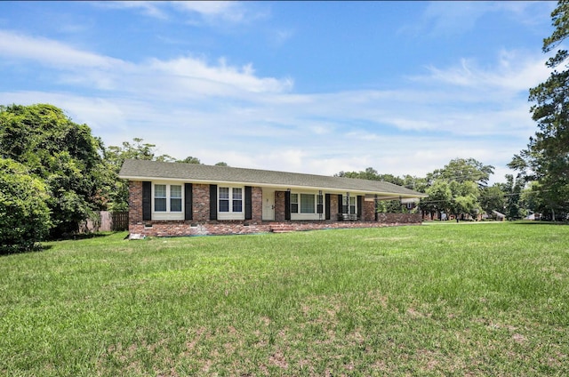 single story home featuring a front lawn