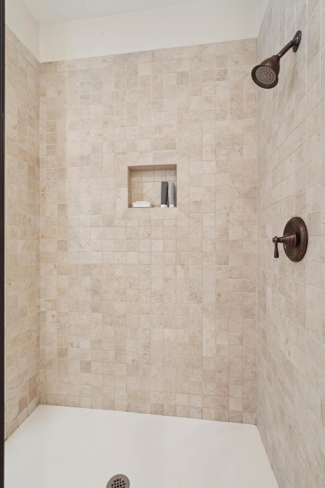 full bathroom featuring tiled shower