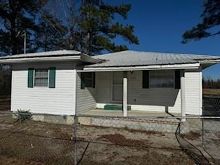 view of front facade with fence