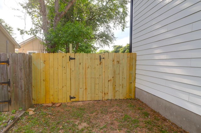 397 Parkdale Dr, Charleston, SC 29414 - view of yard with a gate
