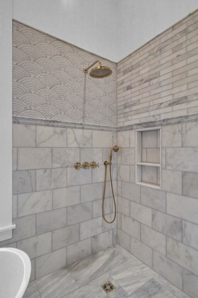 bathroom featuring a tile shower