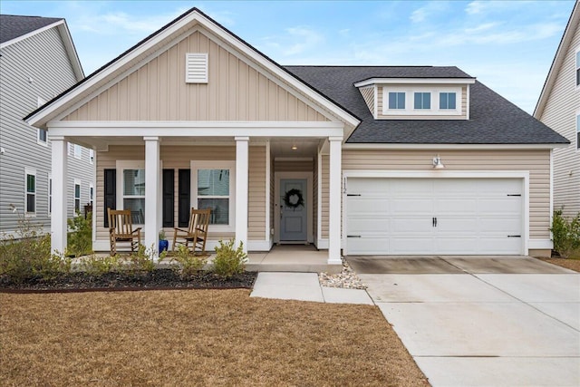 craftsman-style home featuring a front lawn and a porch