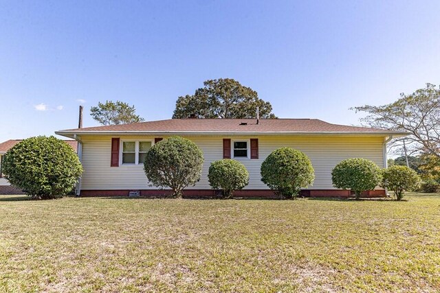 ranch-style home featuring a front lawn