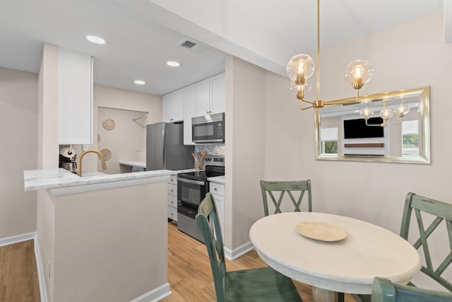 dining room with recessed lighting, visible vents, baseboards, light wood-style floors, and an inviting chandelier