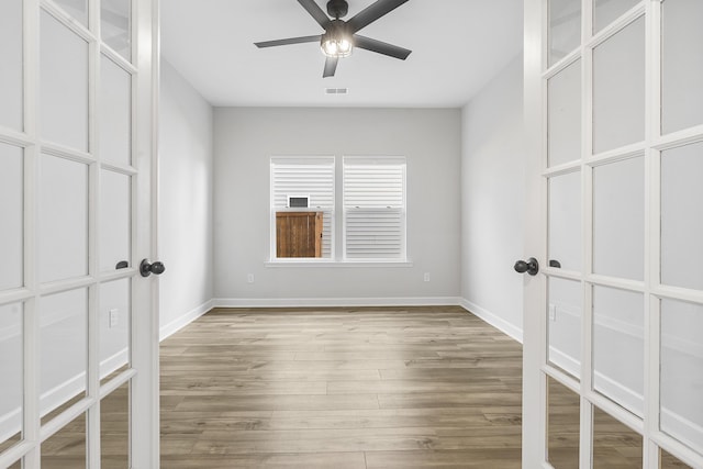 unfurnished bedroom featuring visible vents, baseboards, light wood-style floors, and a ceiling fan