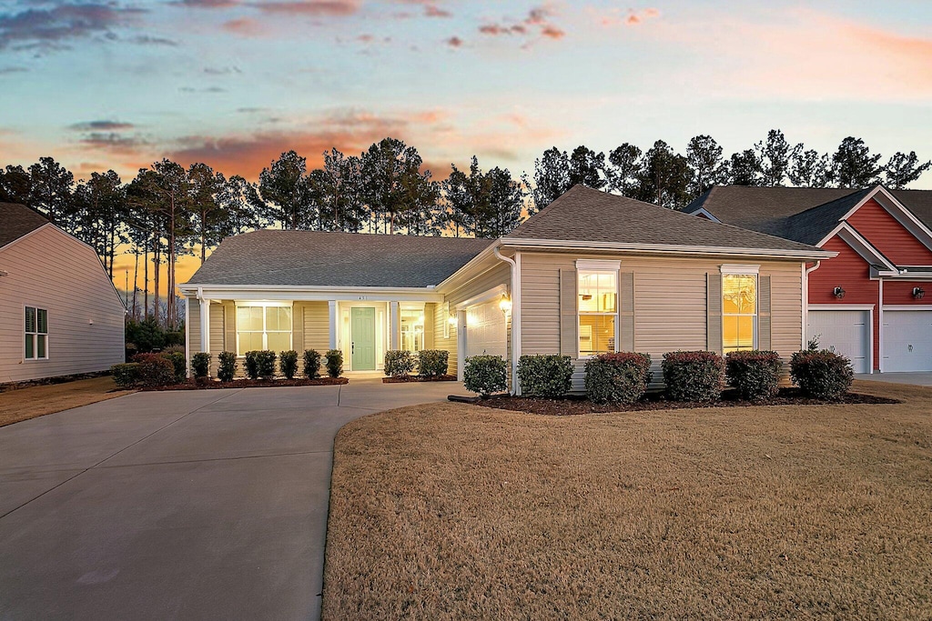 view of front of property featuring a yard