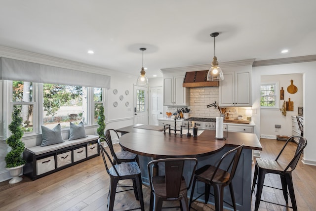 630 Cain Dr, Mount Pleasant, SC 29464 - dining space with light wood-style floors, ornamental molding, and recessed lighting