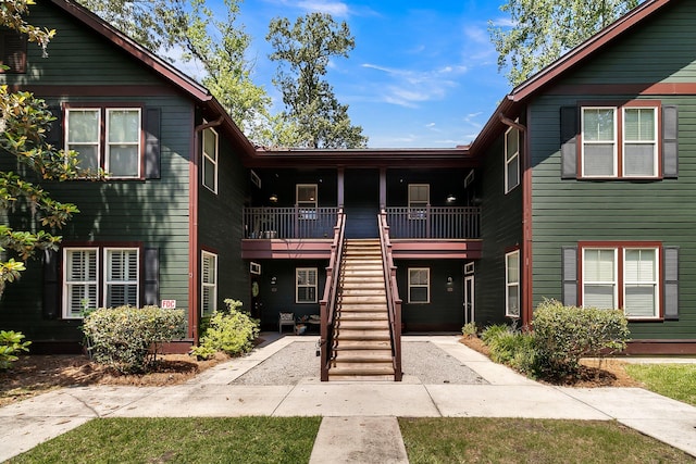 view of front of property featuring a balcony