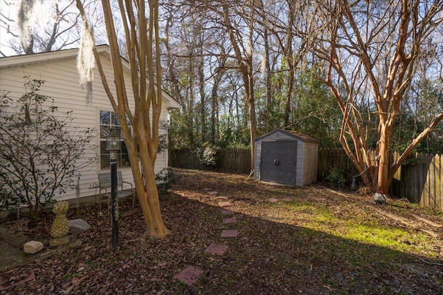 view of yard featuring a shed