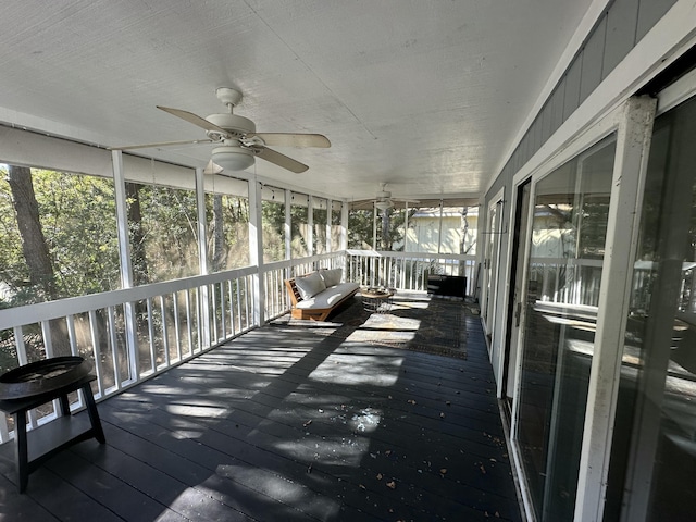 sunroom with ceiling fan