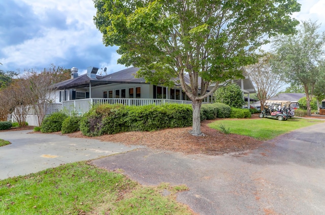 view of front of home featuring a front yard