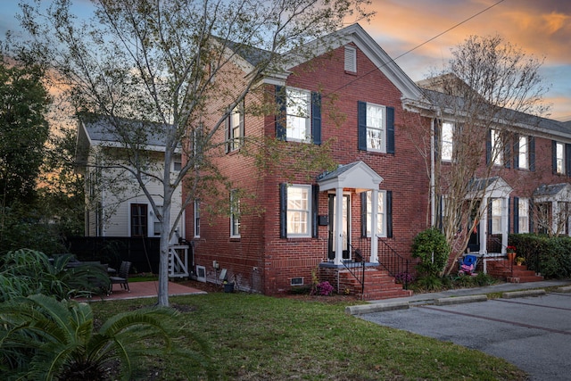 view of front of property featuring a yard