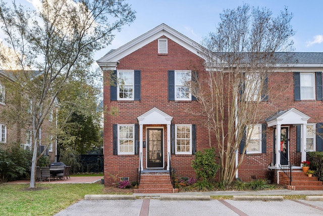 townhome / multi-family property featuring a patio