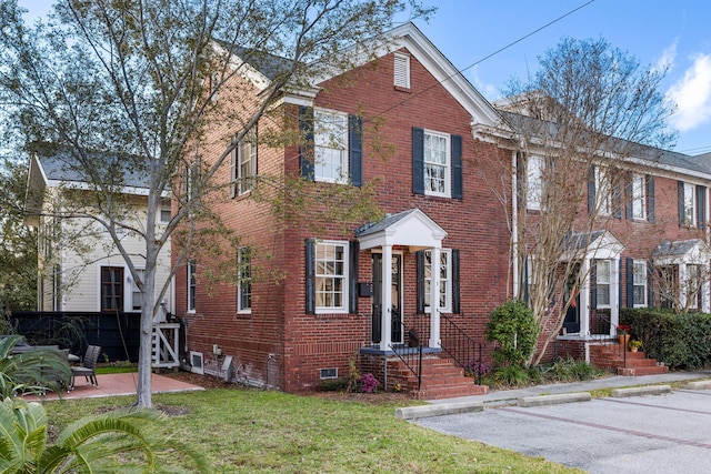 view of front facade with a front lawn