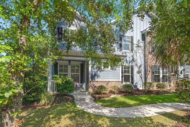 view of front of house featuring a front lawn and brick siding