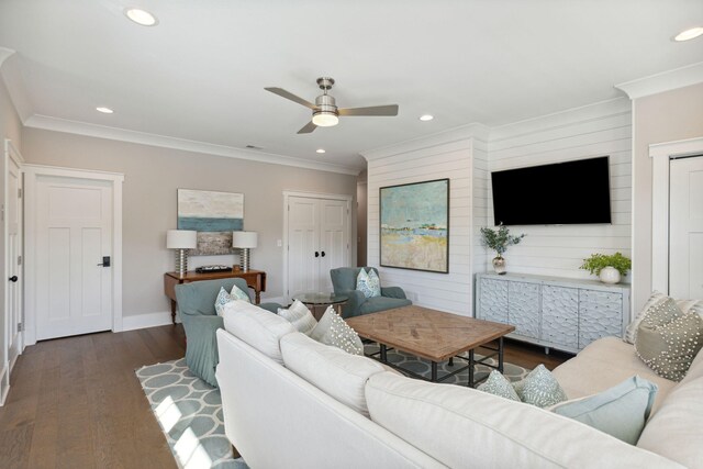 living room featuring ceiling fan, dark hardwood / wood-style floors, and crown molding