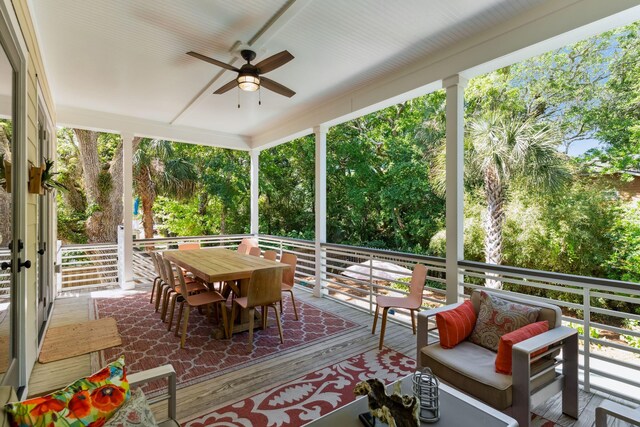 sunroom with ceiling fan