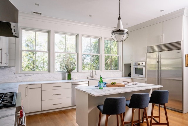 222 Haddrell St, Mount Pleasant, SC 29464 - kitchen with appliances with stainless steel finishes, a sink, tasteful backsplash, and light wood finished floors