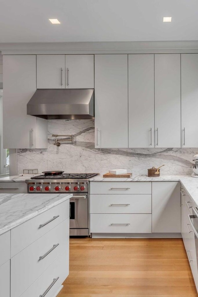 222 Haddrell St, Mount Pleasant, SC 29464 - kitchen featuring range hood, premium range, modern cabinets, and backsplash