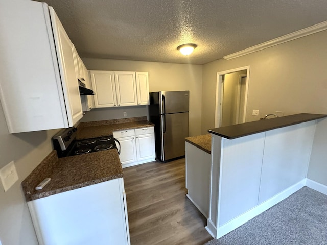 106 Pelican St, Ladson, SC 29456 - kitchen featuring a textured ceiling, white cabinetry, a peninsula, dark countertops, and stainless steel appliances