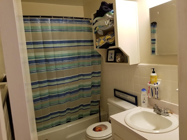 full bathroom with tile walls, backsplash, toilet, shower / bath combo with shower curtain, and oversized vanity