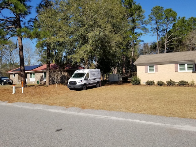 view of front of home featuring a front yard