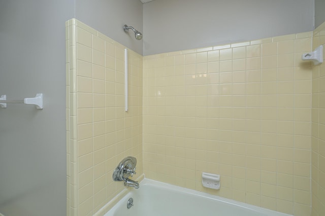 bathroom with tiled shower / bath combo