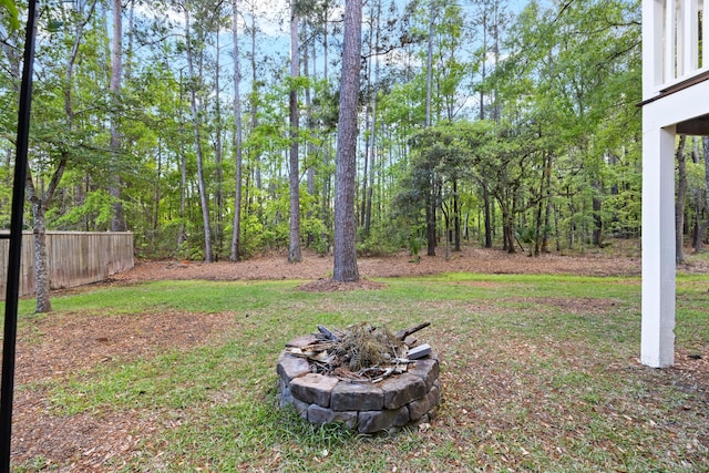 view of yard featuring an outdoor fire pit