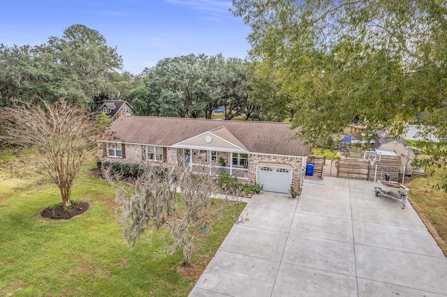 view of front facade featuring a garage and a front yard