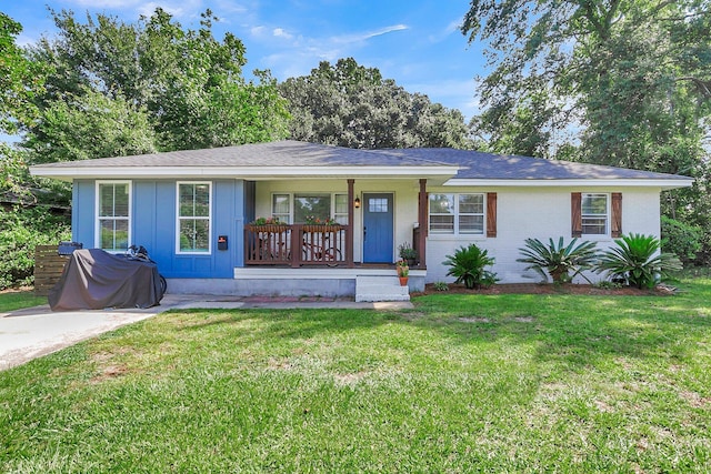 ranch-style house featuring a front lawn and covered porch