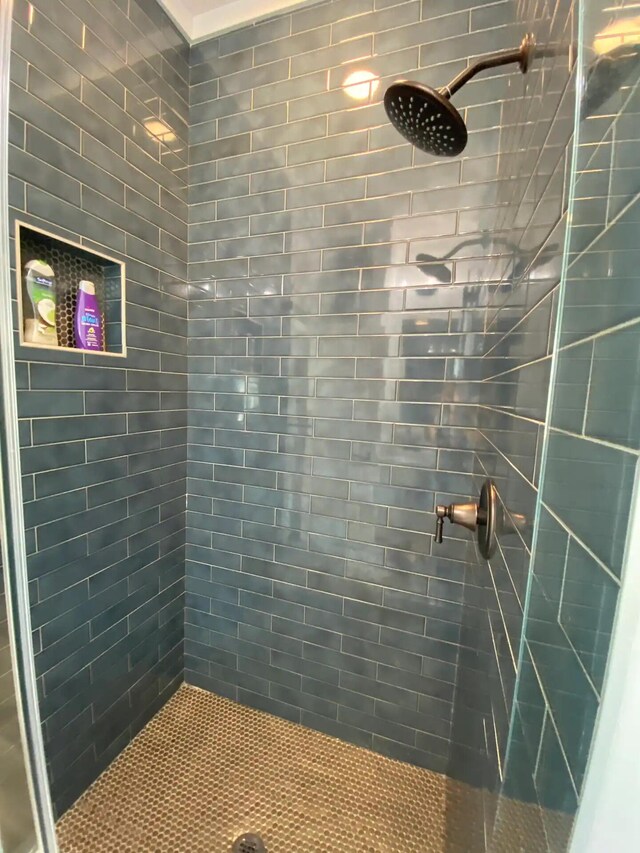 bathroom featuring tiled shower