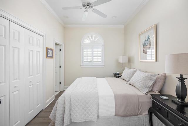 bedroom with crown molding, ceiling fan, a closet, and dark hardwood / wood-style flooring