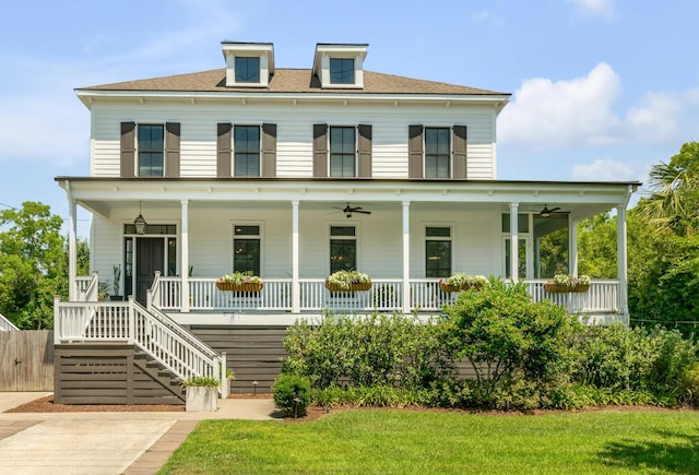 view of front of property featuring fence, a ceiling fan, a porch, and a front lawn