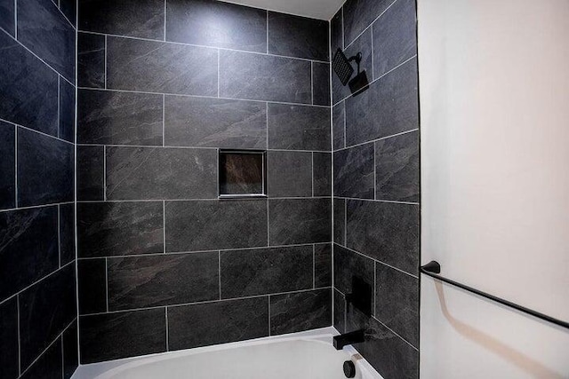 bathroom with tiled shower / bath combo