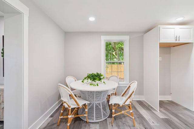 dining area with recessed lighting, light wood-type flooring, and baseboards