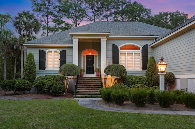 view of front facade with a lawn