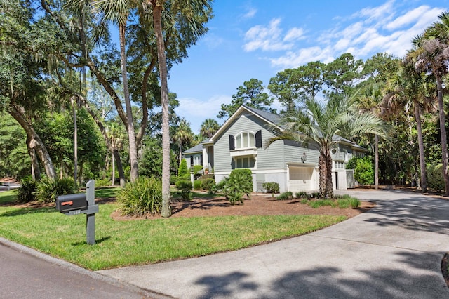 view of front of house featuring a front lawn