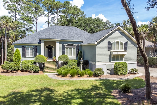 view of front facade with a front lawn