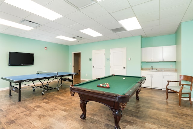 rec room featuring a drop ceiling, pool table, hardwood / wood-style floors, and sink