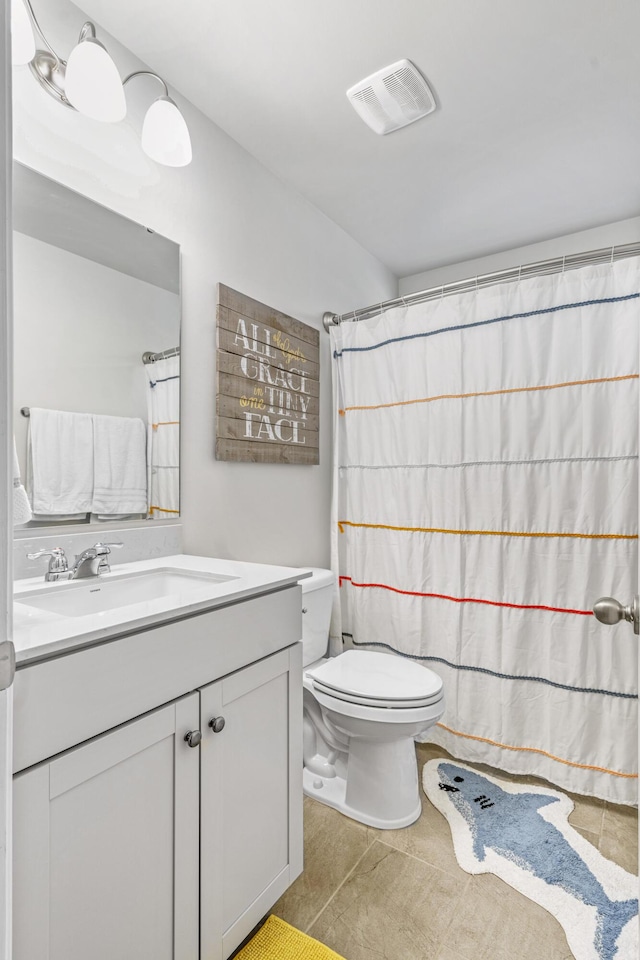 bathroom with a shower with shower curtain, vanity, and toilet