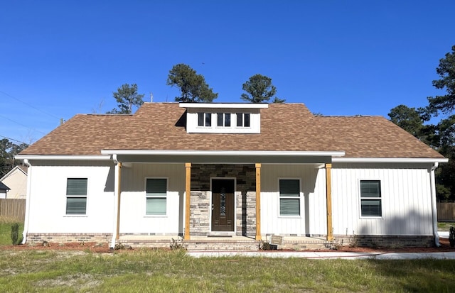 view of front of home featuring a porch and a front lawn