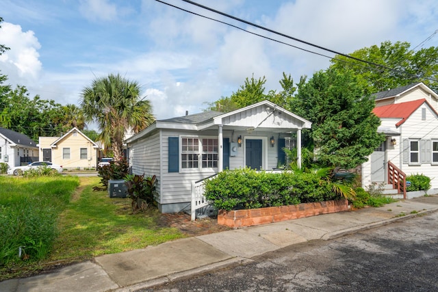 9 F St, Charleston, SC 29403 - view of front of house featuring a front lawn and entry steps