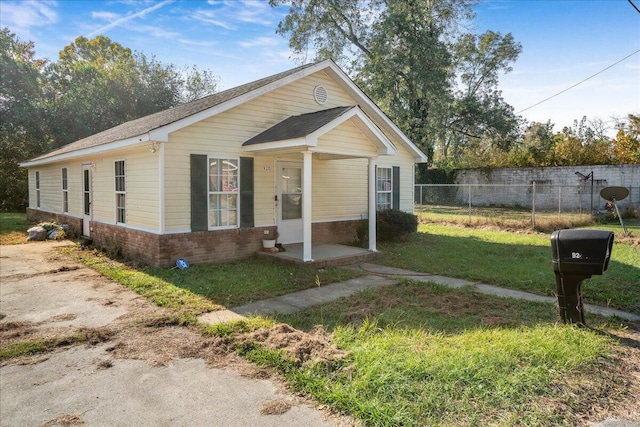 view of front facade featuring a front yard