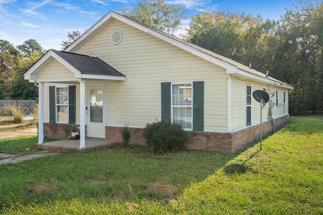 view of front of property featuring a front lawn