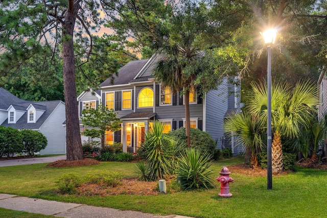 view of front of property featuring a lawn