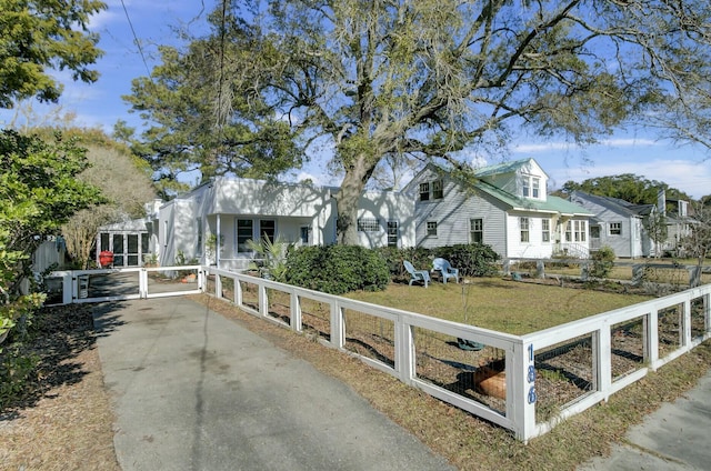 view of front facade featuring a front yard