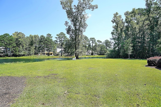 view of yard featuring a water view