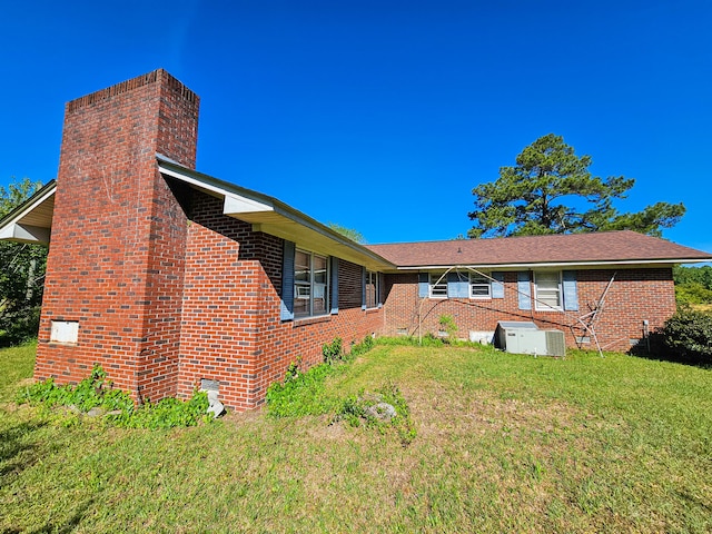 back of house featuring a lawn