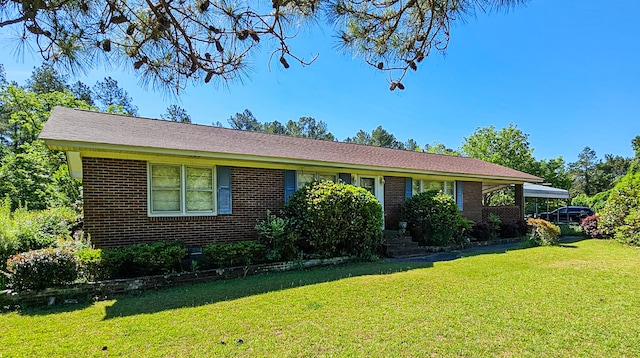 ranch-style home featuring a front lawn