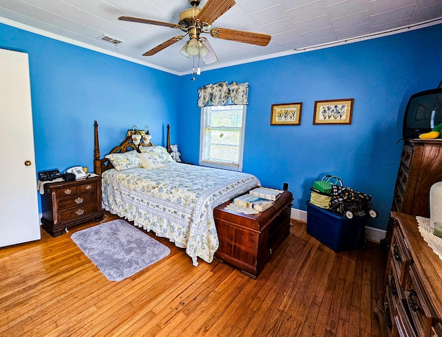 bedroom with ornamental molding, hardwood / wood-style floors, and ceiling fan